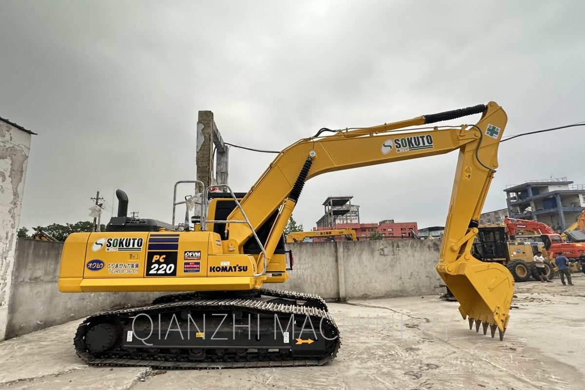 Komatsu PC 220-8 used excavator